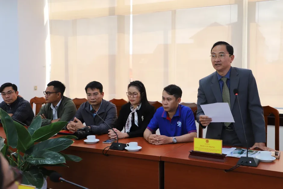Báo Sài Gòn Giải Phóng trao tặng bản đồ Việt Nam đến tỉnh Lâm Đồng Báo Sài Gòn Giải Phóng trao tặng bản đồ Việt Nam đến tỉnh Lâm Đồng