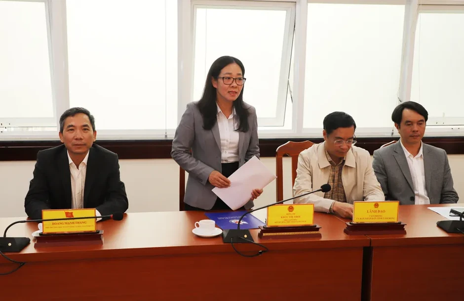 Báo Sài Gòn Giải Phóng trao tặng bản đồ Việt Nam đến tỉnh Lâm Đồng Báo Sài Gòn Giải Phóng trao tặng bản đồ Việt Nam đến tỉnh Lâm Đồng