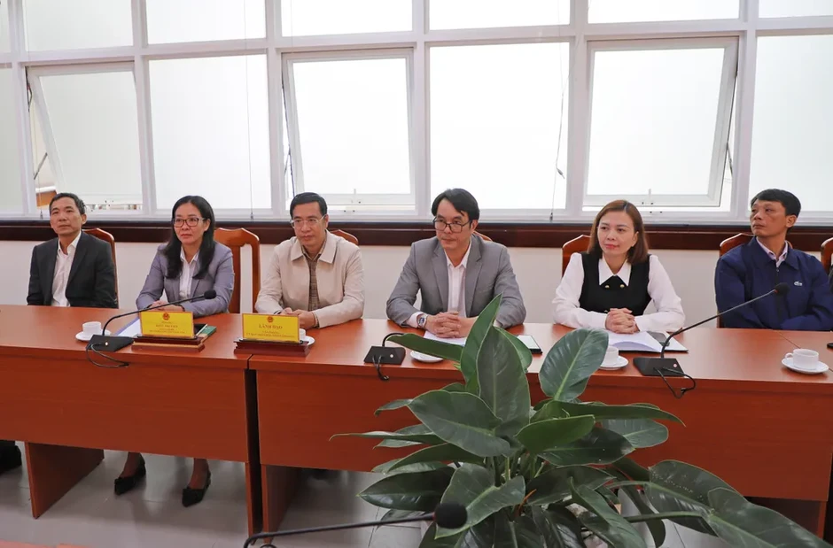 Báo Sài Gòn Giải Phóng trao tặng bản đồ Việt Nam đến tỉnh Lâm Đồng Báo Sài Gòn Giải Phóng trao tặng bản đồ Việt Nam đến tỉnh Lâm Đồng