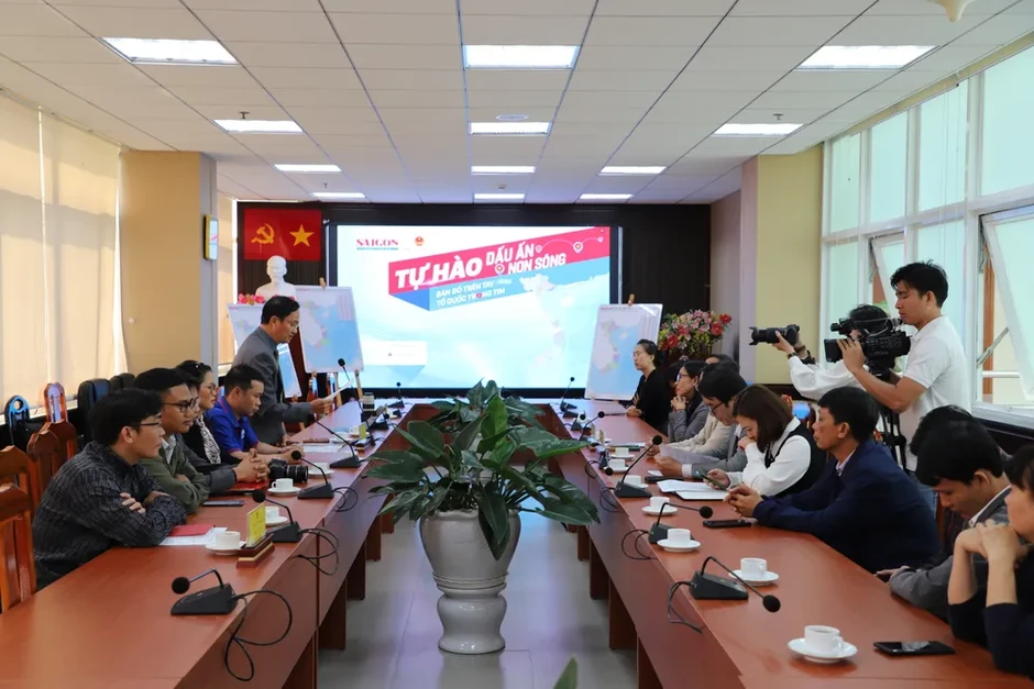 Báo Sài Gòn Giải Phóng trao tặng bản đồ Việt Nam đến tỉnh Lâm Đồng Báo Sài Gòn Giải Phóng trao tặng bản đồ Việt Nam đến tỉnh Lâm Đồng