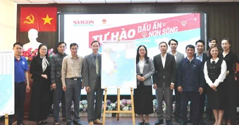 Báo Sài Gòn Giải Phóng trao tặng bản đồ Việt Nam đến tỉnh Lâm Đồng