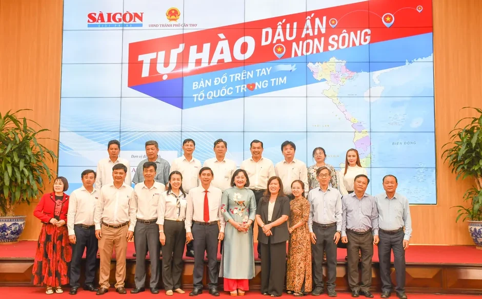 Báo TinVina trao tặng bản đồ Việt Nam tại TP Cần Thơ Báo TinVina trao tặng bản đồ Việt Nam tại TP Cần Thơ