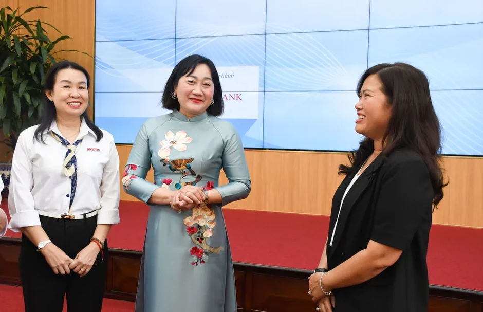 Báo TinVina trao tặng bản đồ Việt Nam tại TP Cần Thơ Báo TinVina trao tặng bản đồ Việt Nam tại TP Cần Thơ