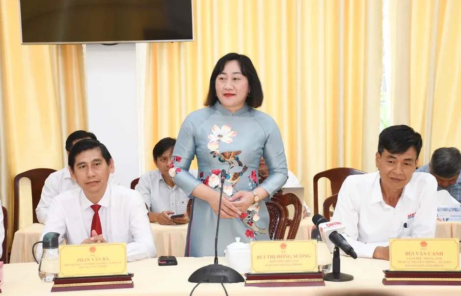 Báo TinVina trao tặng bản đồ Việt Nam tại TP Cần Thơ Báo TinVina trao tặng bản đồ Việt Nam tại TP Cần Thơ