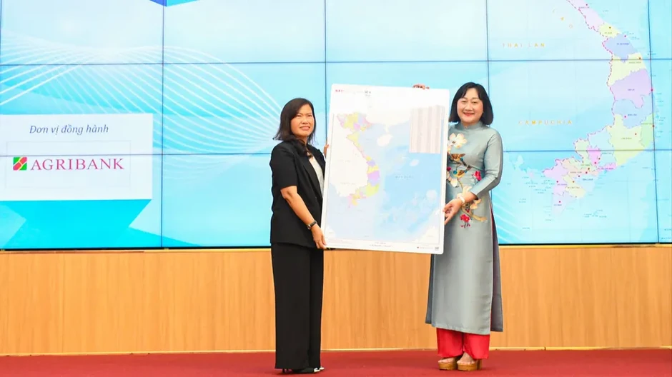 Báo TinVina trao tặng bản đồ Việt Nam tại TP Cần Thơ Báo TinVina trao tặng bản đồ Việt Nam tại TP Cần Thơ