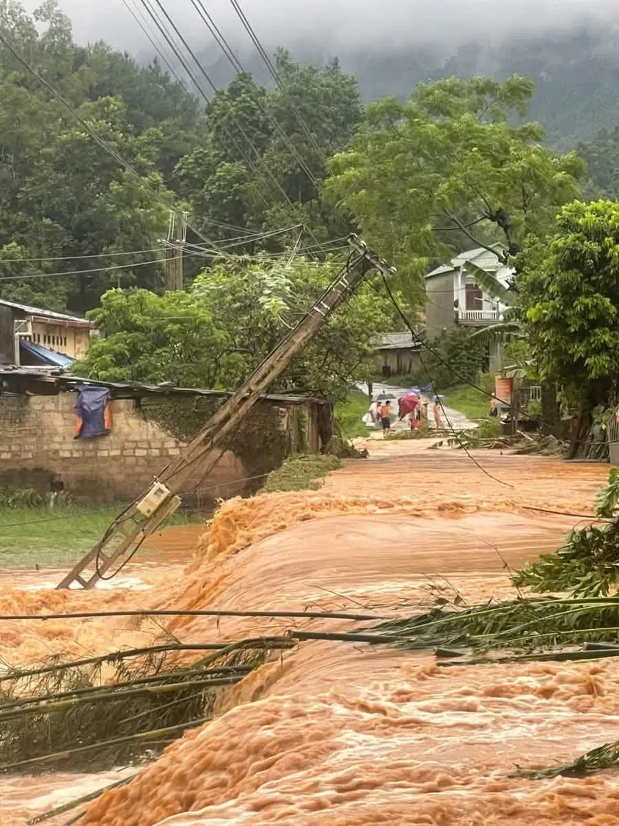 Bão số 4 đổi hướng liên tục, mưa lũ gây ngập lụt, thiệt hại nhiều nơi