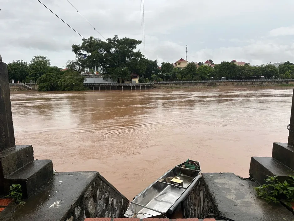 Bão số 4 (Narra) di chuyển chậm, gây mưa nhiều ngày Bão số 4 (Narra) di chuyển chậm, gây mưa nhiều ngày