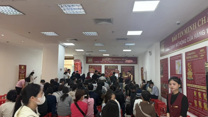 Bảo Tín Minh Châu mở cửa trở lại, giá vàng niêm yết giảm, khách hàng chờ hàng dài giao dịch Bảo Tín Minh Châu mở cửa trở lại, giá vàng niêm yết giảm, khách hàng chờ hàng dài giao dịch