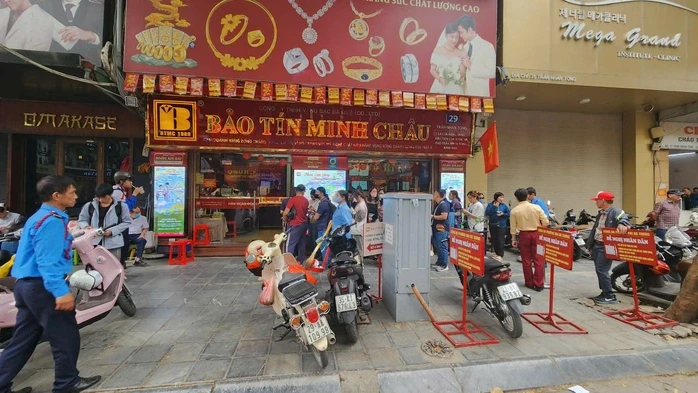 Bảo Tín Minh Châu mở cửa trở lại, giá vàng niêm yết giảm, khách hàng chờ hàng dài giao dịch Bảo Tín Minh Châu mở cửa trở lại, giá vàng niêm yết giảm, khách hàng chờ hàng dài giao dịch