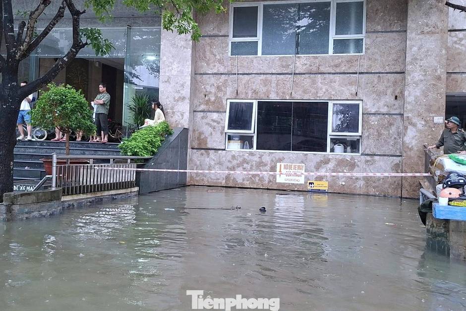 Bảo vệ kể giây phút thoát thân khi nước tràn vào tầng hầm chung cư như thác đổ Bảo vệ kể giây phút thoát thân khi nước tràn vào tầng hầm chung cư như thác đổ