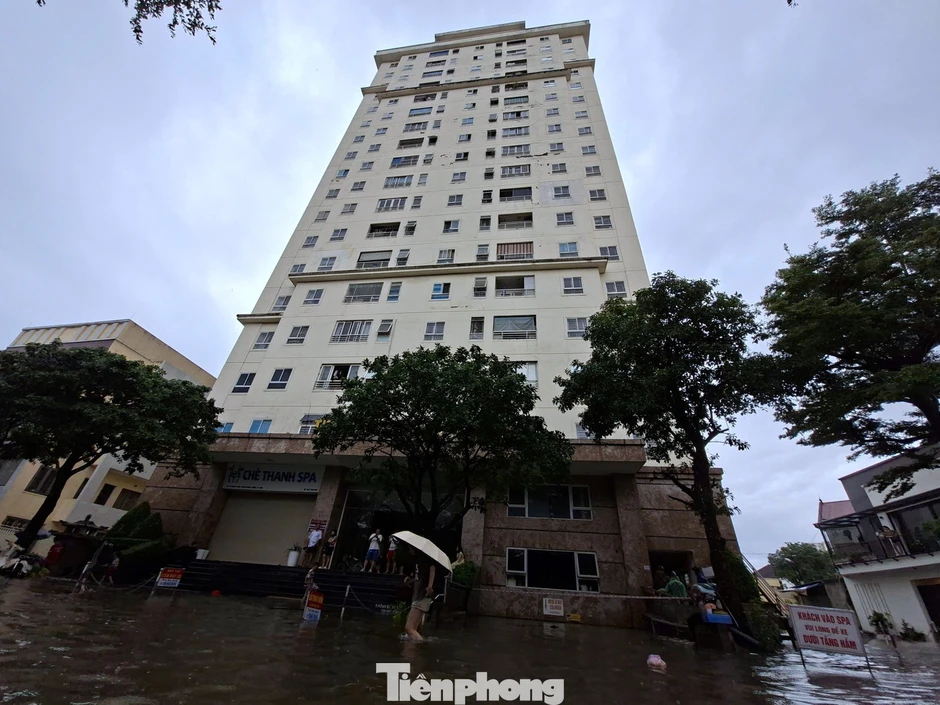 Bảo vệ kể giây phút thoát thân khi nước tràn vào tầng hầm chung cư như thác đổ Bảo vệ kể giây phút thoát thân khi nước tràn vào tầng hầm chung cư như thác đổ