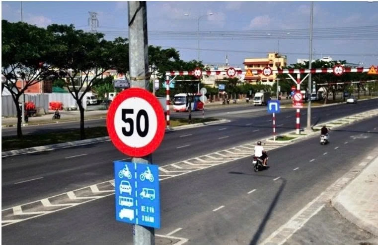Bất cập biển báo tốc độ: Tài xế buộc phải phanh gấp khi đang chạy 100 km/h