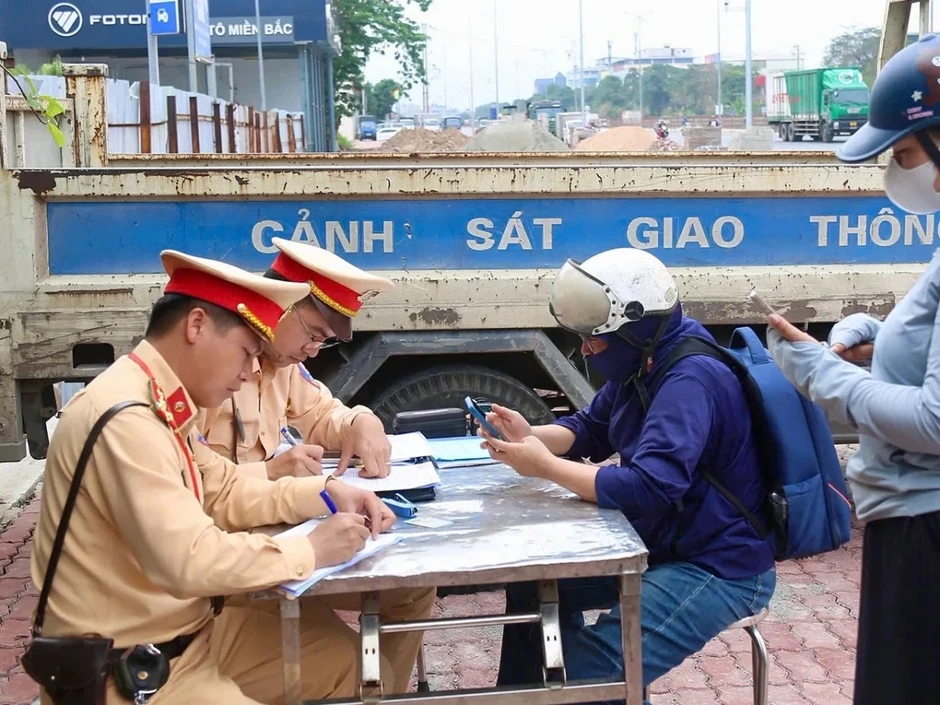 Bất chấp chuông báo, vẫn đánh cược mạng sống qua khe hở đường ray