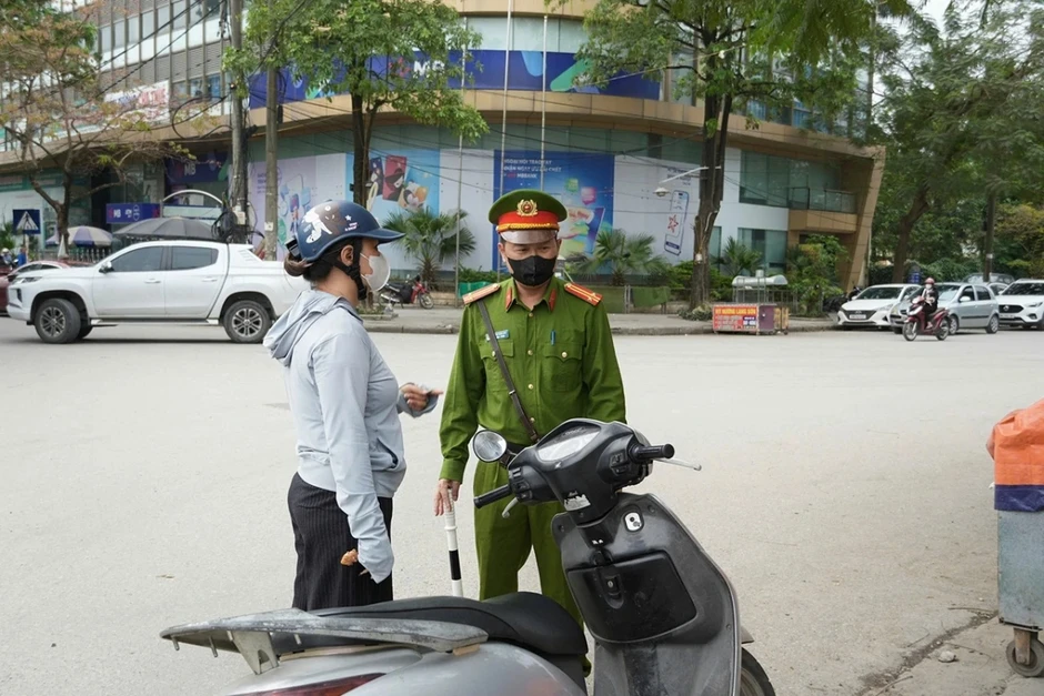Bất chấp chuông báo, vẫn đánh cược mạng sống qua khe hở đường ray