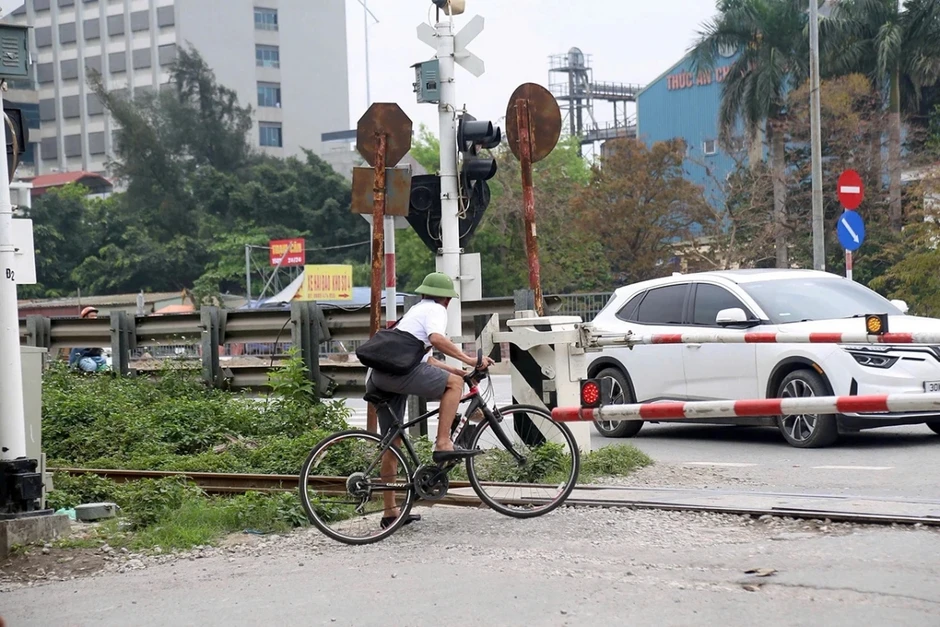 Bất chấp chuông báo, vẫn đánh cược mạng sống qua khe hở đường ray