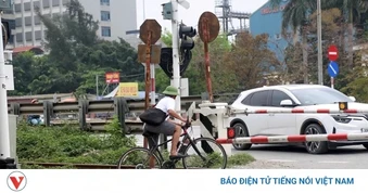 Bất chấp chuông báo, vẫn đánh cược mạng sống qua khe hở đường ray