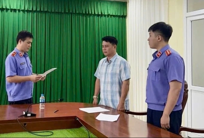 Bắt cựu Phó Thủ trưởng cơ quan CSĐT trong vụ tai nạn làm nữ sinh tử vong ở Vĩnh Long Bắt cựu Phó Thủ trưởng cơ quan CSĐT trong vụ tai nạn làm nữ sinh tử vong ở Vĩnh Long
