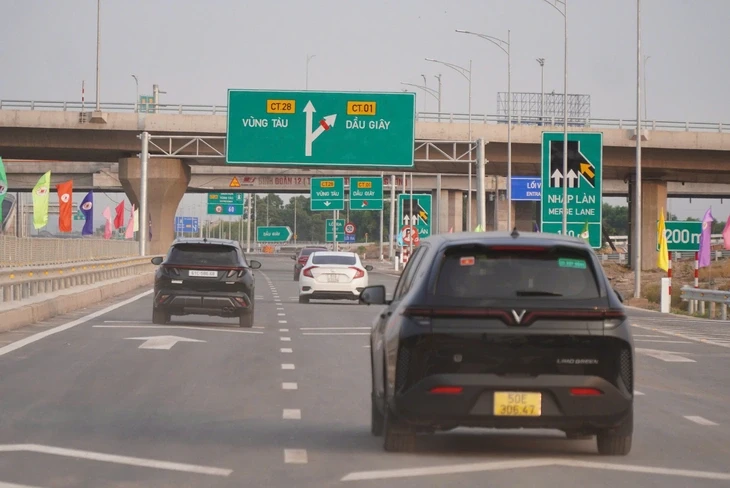 Bắt đầu cho xe vào cao tốc Biên Hòa - Vũng Tàu, đi tốc độ không quá 80km/h Bắt đầu cho xe vào cao tốc Biên Hòa - Vũng Tàu, đi tốc độ không quá 80km/h