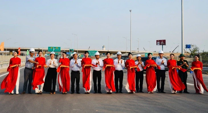 Bắt đầu cho xe vào cao tốc Biên Hòa - Vũng Tàu, đi tốc độ không quá 80km/h Bắt đầu cho xe vào cao tốc Biên Hòa - Vũng Tàu, đi tốc độ không quá 80km/h