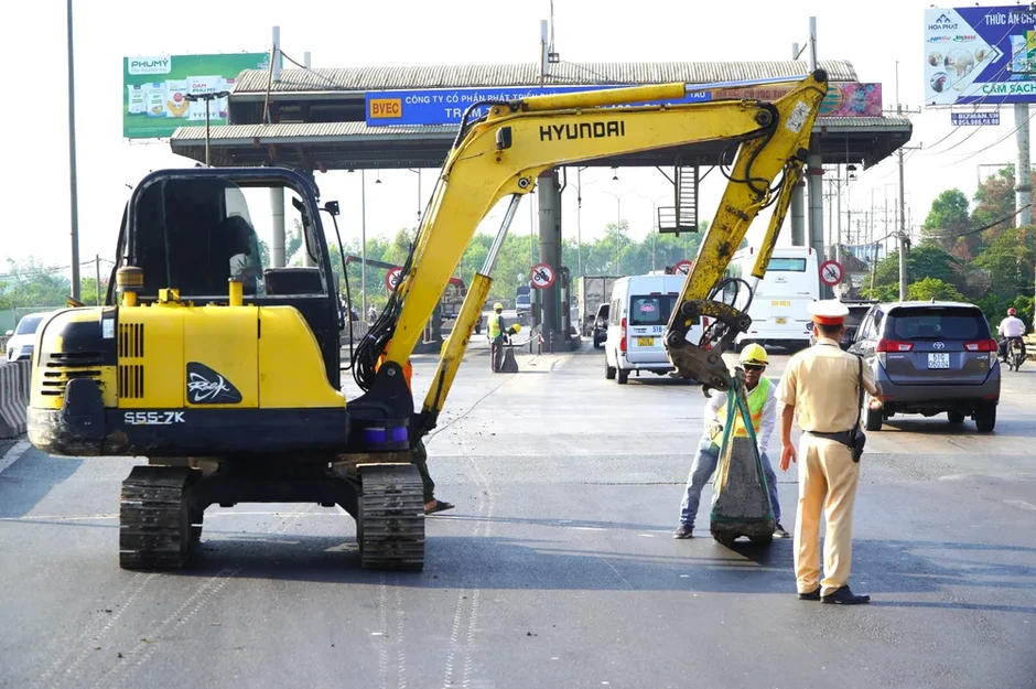 Bắt đầu tháo dỡ 2 trạm thu phí trên quốc lộ 51 Bắt đầu tháo dỡ 2 trạm thu phí trên quốc lộ 51