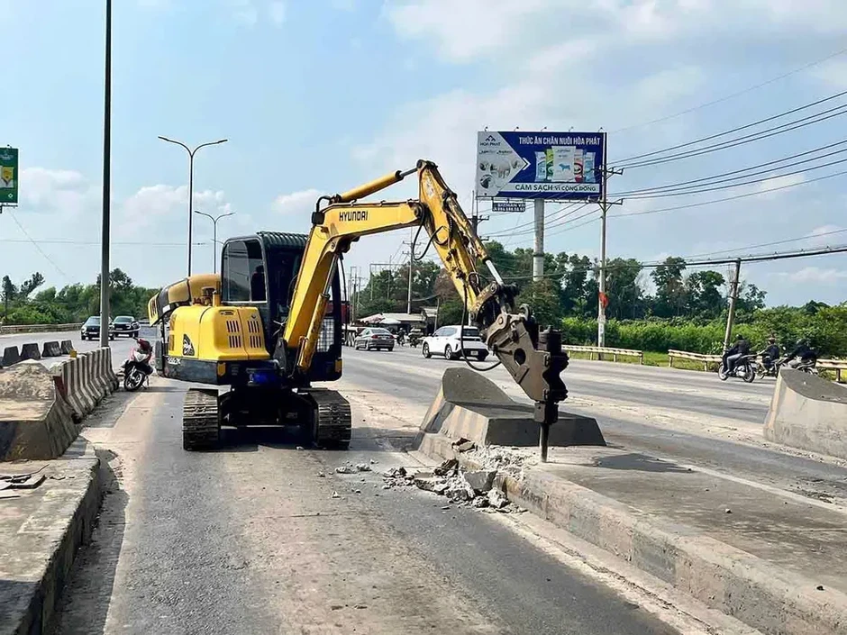 Bắt đầu tháo dỡ 2 trạm thu phí trên quốc lộ 51 Bắt đầu tháo dỡ 2 trạm thu phí trên quốc lộ 51