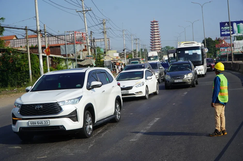 Bắt đầu tháo dỡ 2 trạm thu phí trên quốc lộ 51 Bắt đầu tháo dỡ 2 trạm thu phí trên quốc lộ 51