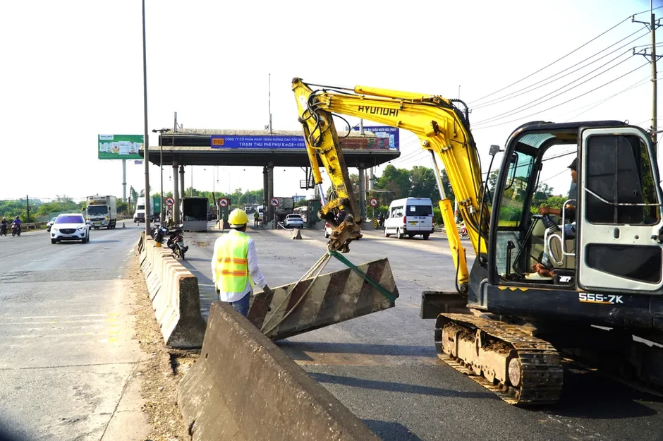 Bắt đầu tháo dỡ 2 trạm thu phí trên quốc lộ 51 Bắt đầu tháo dỡ 2 trạm thu phí trên quốc lộ 51