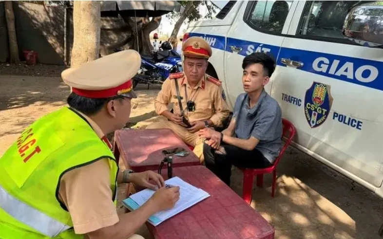 Bắt đối tượng cướp giật dây chuyền vàng khi đang trên xe khách bỏ trốn Bắt đối tượng cướp giật dây chuyền vàng khi đang trên xe khách bỏ trốn