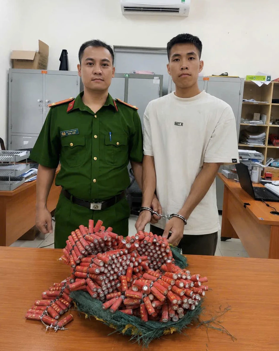 Bắt khẩn cấp Nguyễn Văn Tiến SN 1999, thu giữ 8,3kg tang vật từ tin báo qua Fanpage Bắt khẩn cấp Nguyễn Văn Tiến SN 1999, thu giữ 8,3kg tang vật từ tin báo qua Fanpage