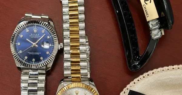 Bắt lô hàng giả Gucci, Chanel, Rolex trị giá tiền tỷ Bắt lô hàng giả Gucci, Chanel, Rolex trị giá tiền tỷ
