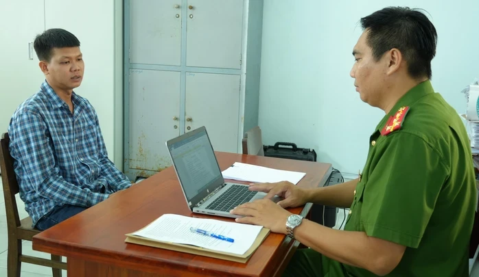Bất ngờ bị đâm giữa đường, nam thanh niên chạy được một đoạn rồi gục tại chỗ Bất ngờ bị đâm giữa đường, nam thanh niên chạy được một đoạn rồi gục tại chỗ