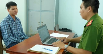 Bất ngờ bị đâm giữa đường, nam thanh niên chạy được một đoạn rồi gục tại chỗ