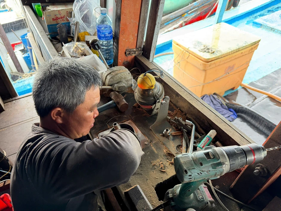 Bất ngờ cách ngư dân miền Trung ứng phó với giá dầu tăng cao Bất ngờ cách ngư dân miền Trung ứng phó với giá dầu tăng cao