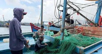 Bất ngờ cách ngư dân miền Trung ứng phó với giá dầu tăng cao