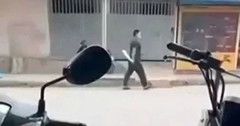 Bất ngờ lao vào chém trọng thương người uống cà phê rồi cầm dao "đi dạo" trên đường