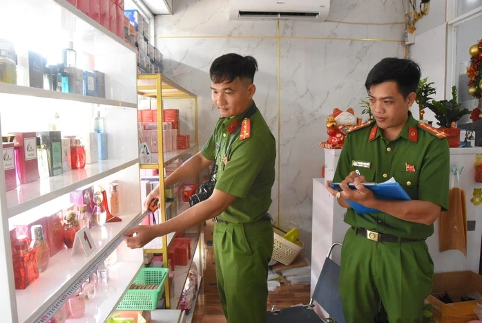 Bất ngờ lời khai của chủ cơ sở "chế biến" kem trộn, thuốc giảm cân dỏm Bất ngờ lời khai của chủ cơ sở "chế biến" kem trộn, thuốc giảm cân dỏm