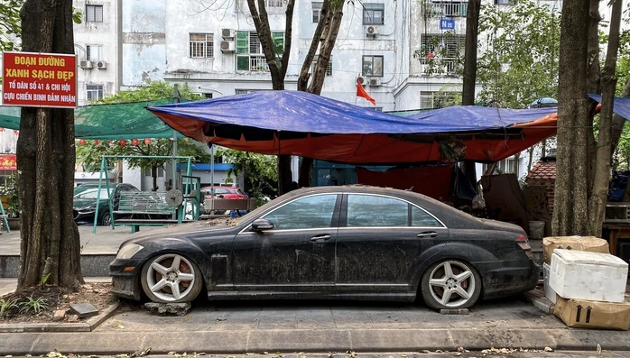 Bất ngờ nguồn gốc chiếc hạng sang Mercedes S63 bị "bỏ rơi" 10 năm trên vỉa hè Bất ngờ nguồn gốc chiếc hạng sang Mercedes S63 bị "bỏ rơi" 10 năm trên vỉa hè