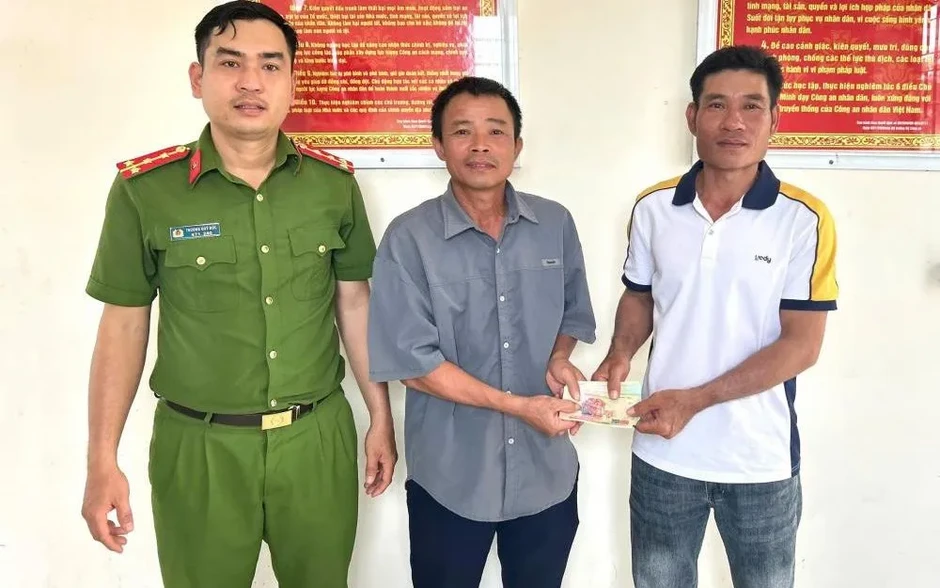 Bất ngờ nhận 10 triệu đồng, người đàn ông nhờ công an xác minh Bất ngờ nhận 10 triệu đồng, người đàn ông nhờ công an xác minh