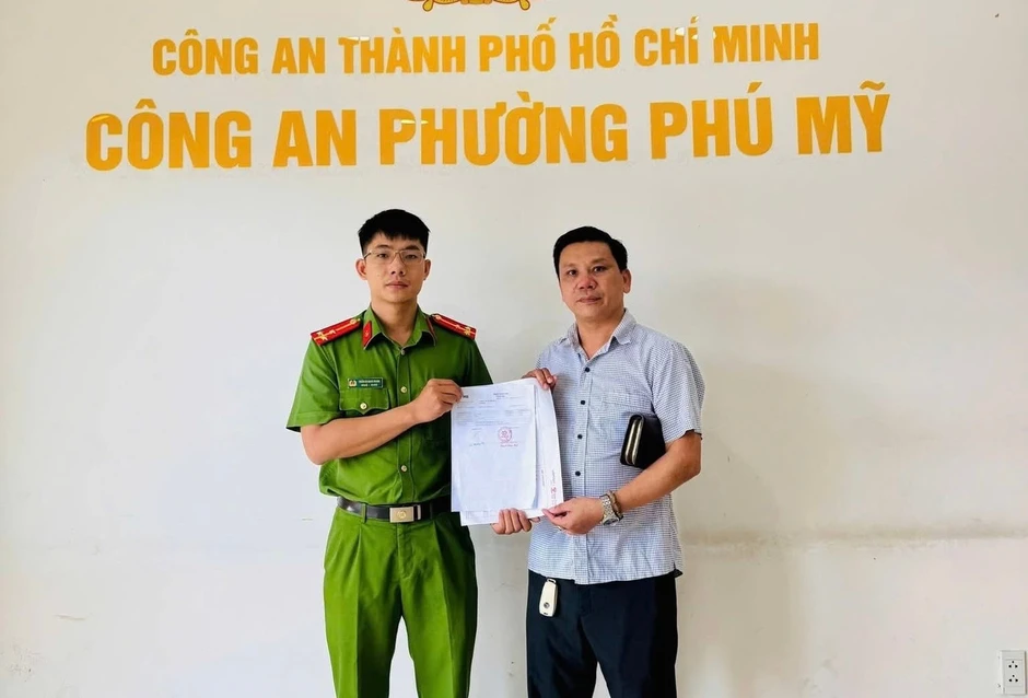 Bất ngờ nhận 100 triệu đồng từ tài khoản lạ, người đàn ông ở TPHCM đến công an cầu cứu Bất ngờ nhận 100 triệu đồng từ tài khoản lạ, người đàn ông ở TPHCM đến công an cầu cứu