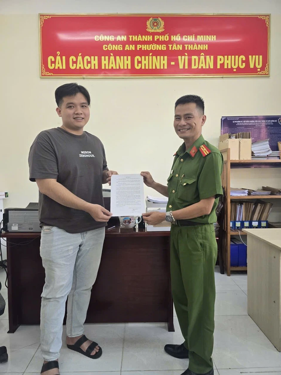 Bất ngờ nhận 1.298.000.000 đồng từ tài khoản lạ, thanh niên TP.HCM lập tức trình báo công an Bất ngờ nhận 1.298.000.000 đồng từ tài khoản lạ, thanh niên TP.HCM lập tức trình báo công an