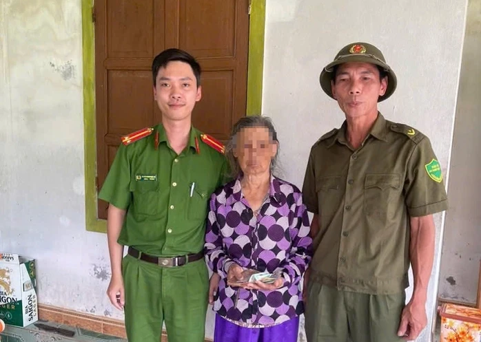Bất ngờ nhận lại chiếc ví chứa tiền và nhẫn vàng sau hơn một tháng đánh rơi Bất ngờ nhận lại chiếc ví chứa tiền và nhẫn vàng sau hơn một tháng đánh rơi