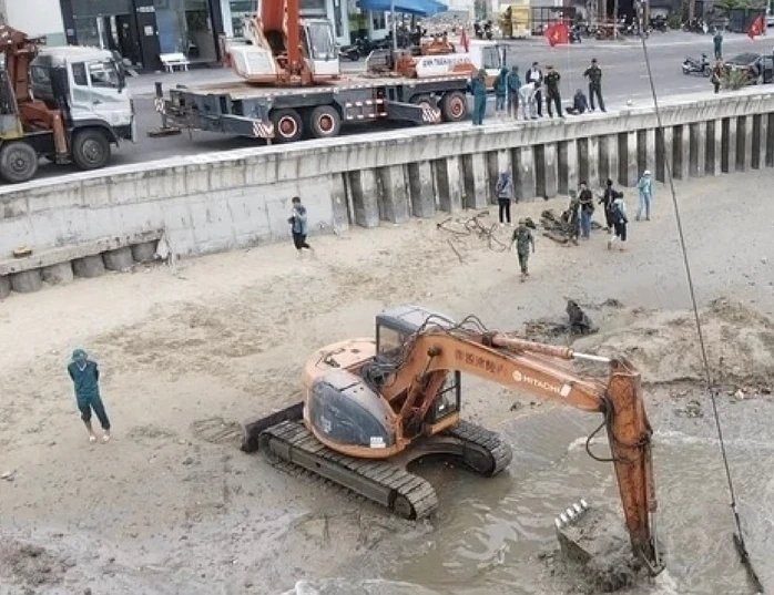 Bất ngờ phát hiện nhiều vũ khí khi trục vớt xe tăng bị vùi lấp tại bãi biển Quy Nhơn Bất ngờ phát hiện nhiều vũ khí khi trục vớt xe tăng bị vùi lấp tại bãi biển Quy Nhơn