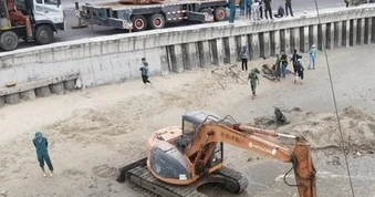 Bất ngờ phát hiện nhiều vũ khí khi trục vớt xe tăng bị vùi lấp tại bãi biển Quy Nhơn