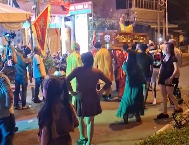 Bắt nhiều người trong vụ khiêng quan tài có người sống bên trong diễu phố Bắt nhiều người trong vụ khiêng quan tài có người sống bên trong diễu phố