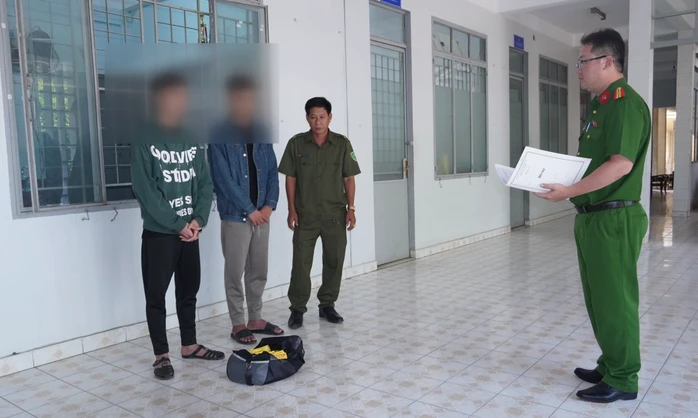 Bắt quả tang 2 thanh niên làm chuyện lén lút giữa đêm khuya