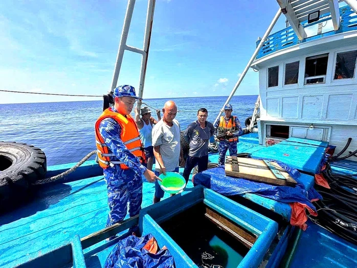 Bắt tàu vận chuyển hơn 150.000 lít dầu trái phép trên vùng biển Tây Nam. Bắt tàu vận chuyển hơn 150.000 lít dầu trái phép trên vùng biển Tây Nam.