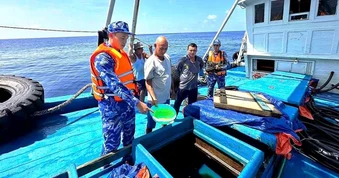 Bắt tàu vận chuyển hơn 150.000 lít dầu trái phép trên vùng biển Tây Nam.