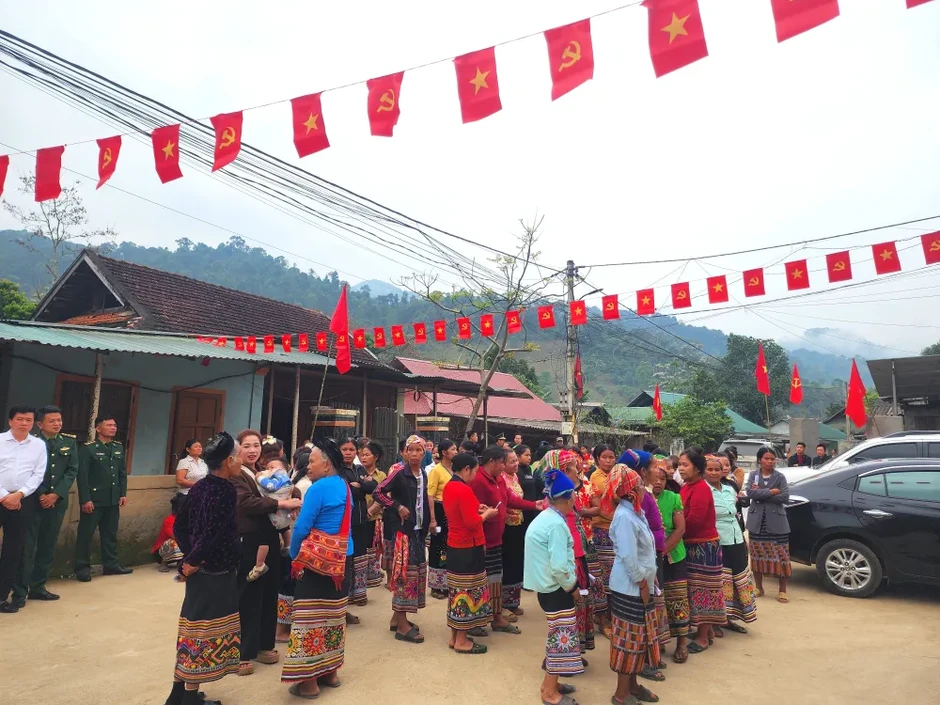 Bầu cử sớm tại 12 xã miền núi, biên giới tỉnh Nghệ An, gần 100% cử tri tham gia bỏ phiếu Bầu cử sớm tại 12 xã miền núi, biên giới tỉnh Nghệ An, gần 100% cử tri tham gia bỏ phiếu