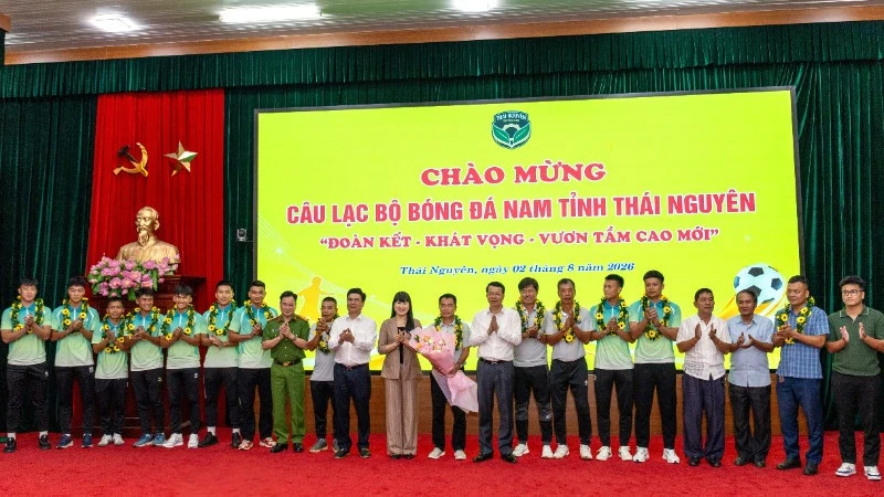 Bầu Hiển: Trao bóng đá đến một quê hương Bầu Hiển: Trao bóng đá đến một quê hương