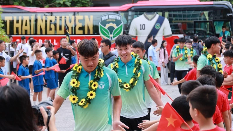 Bầu Hiển: Trao bóng đá đến một quê hương Bầu Hiển: Trao bóng đá đến một quê hương